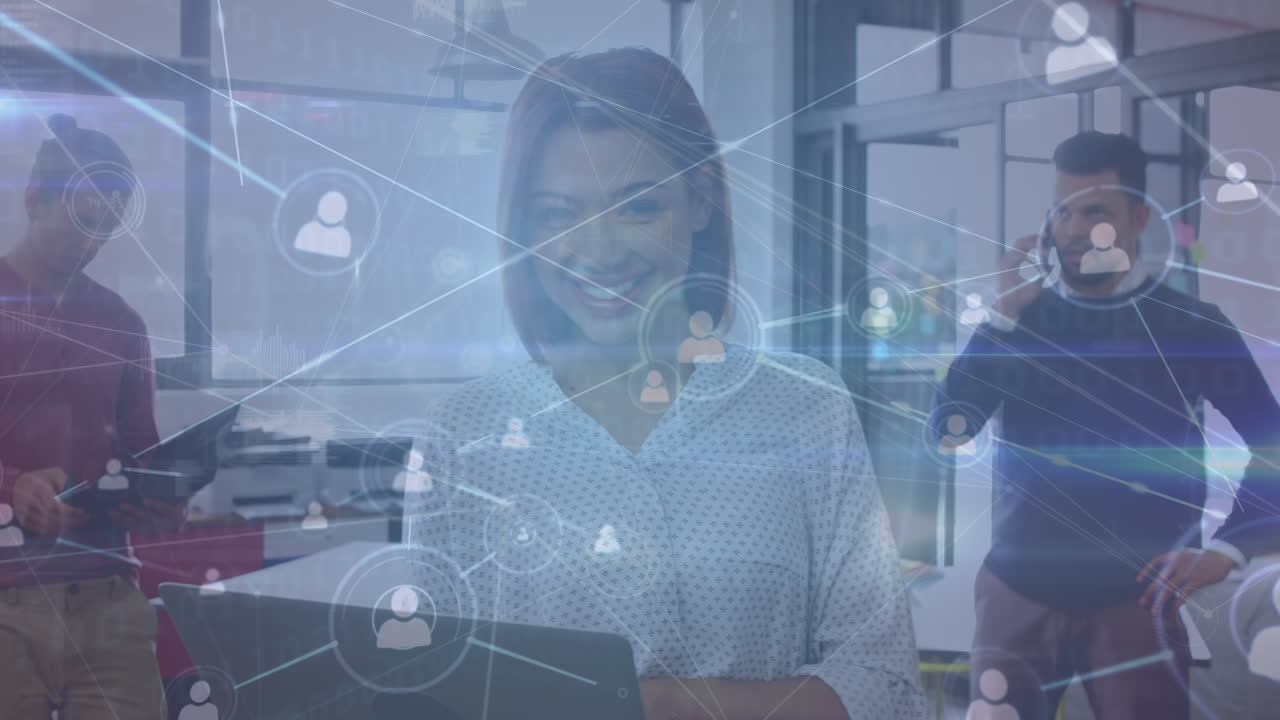 animación del icono del perfil conectando puntos, colegas multirraciales con computadoras portátiles en la oficina moderna