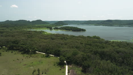 Tolle-Malerische-Nebenstraße-Entlang-Des-Riesigen,-Majestätischen-Mississippi-River