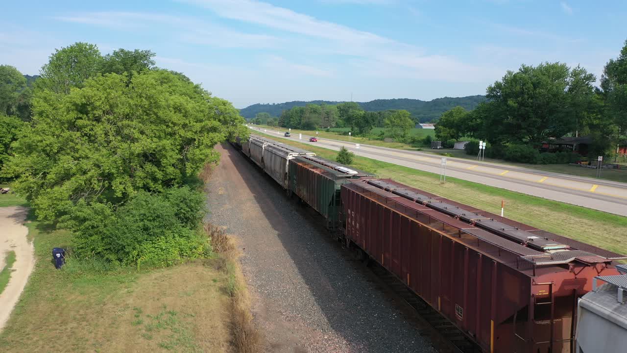 поезд на шоссе в сельской местности