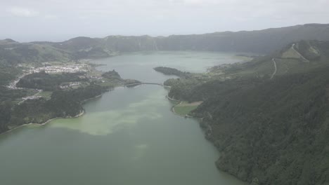 Sete-Cidades-Mit-üppigen-Grünen-Hügeln-Und-Seen,-Luftaufnahme