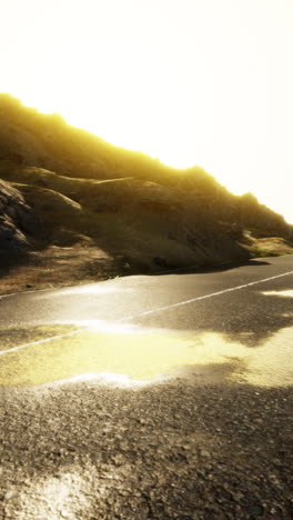 viaje por carretera al atardecer: paseo panorámico por las montañas