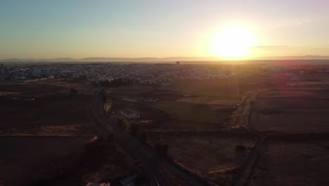 Amanecer-Sobre-El-Pueblo-De-Pozoblanco-En-Córdoba-Con-Luz-Dorada-Iluminando-El-Paisaje