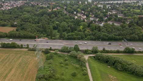 Tráfico-Moderado-Por-La-Tarde-En-La-Autopista-A66-Cerca-De-Frankfurt,-Alemania