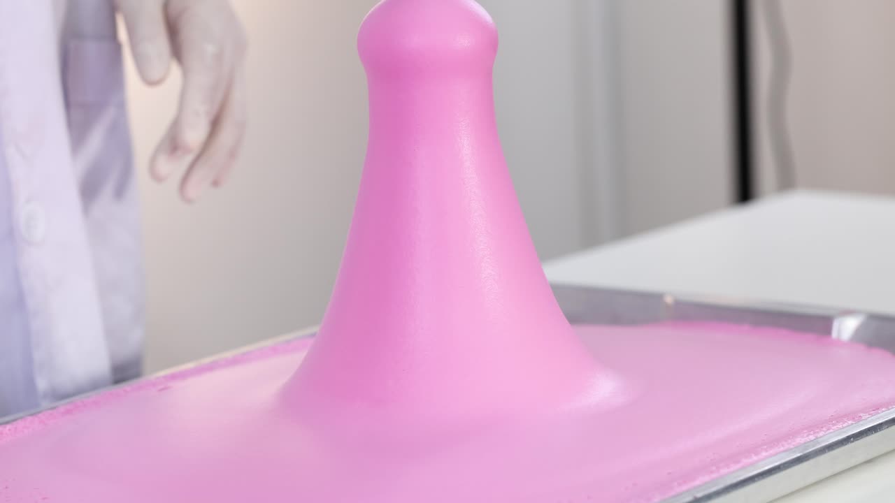 erupción de espuma colorida en un experimento científico