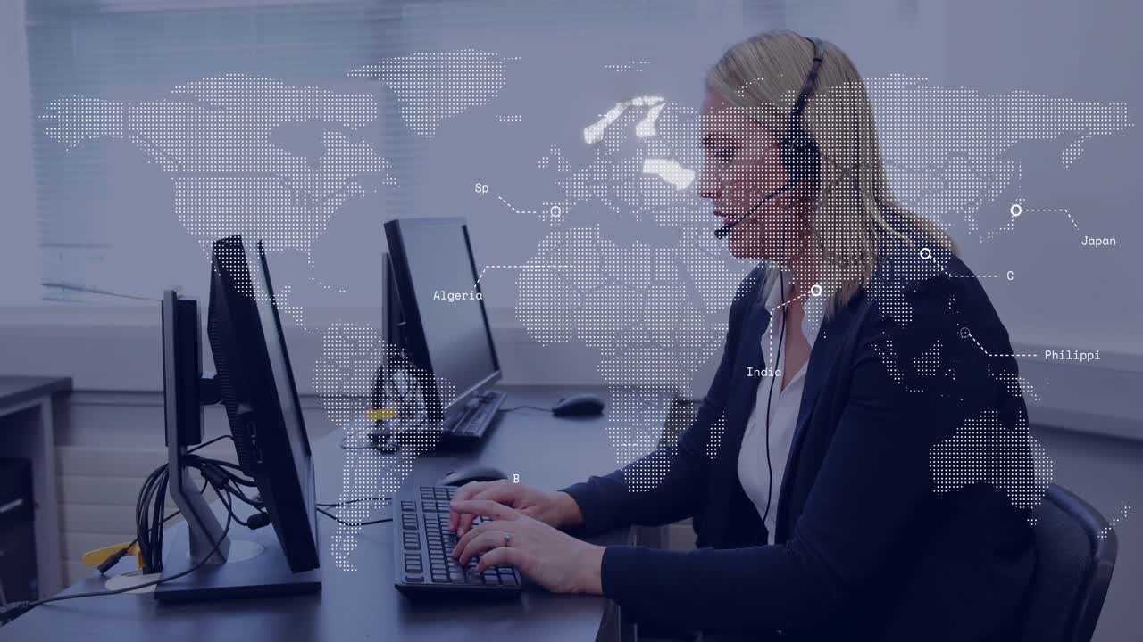 Kundesenteragent som skriver og snakker i headset mens han håndterer samtaler, verdenskart fremhevet over skjermene