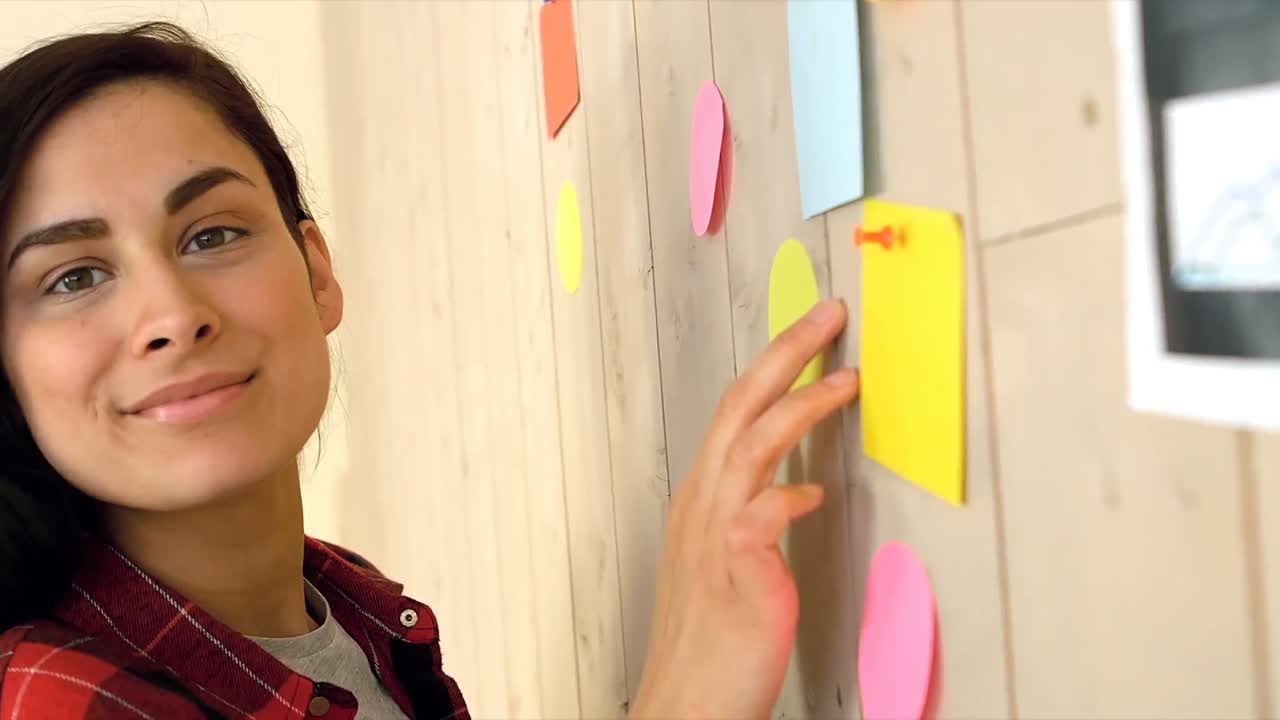 ejecutivo de negocios leyendo avisos en el tablón de anuncios