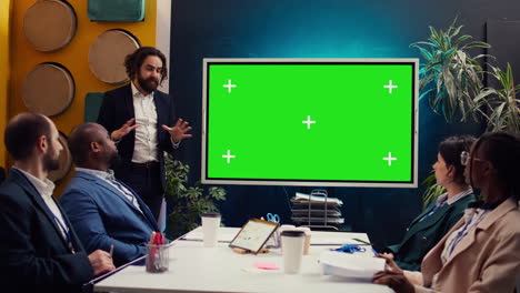 equipo de inicio utilizando el tablero interactivo de pantalla verde en una reunión de taller de estrategia