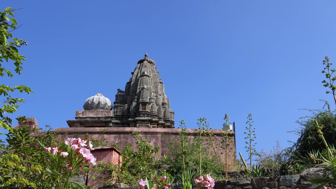 antigua cúpula del templo arquitectura única con cielo azul brillante por la mañana el video se toma en el fuerte de kumbhal kumbhalgarh rajasthan india