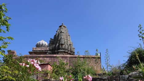 Antike-Tempelkuppel,-Einzigartige-Architektur-Mit-Strahlend-Blauem-Himmel-Am-Morgen.-Das-Video-Wurde-In-Der-Kumbhal-Festung-Kumbhalgarh-In-Rajasthan,-Indien,-Aufgenommen