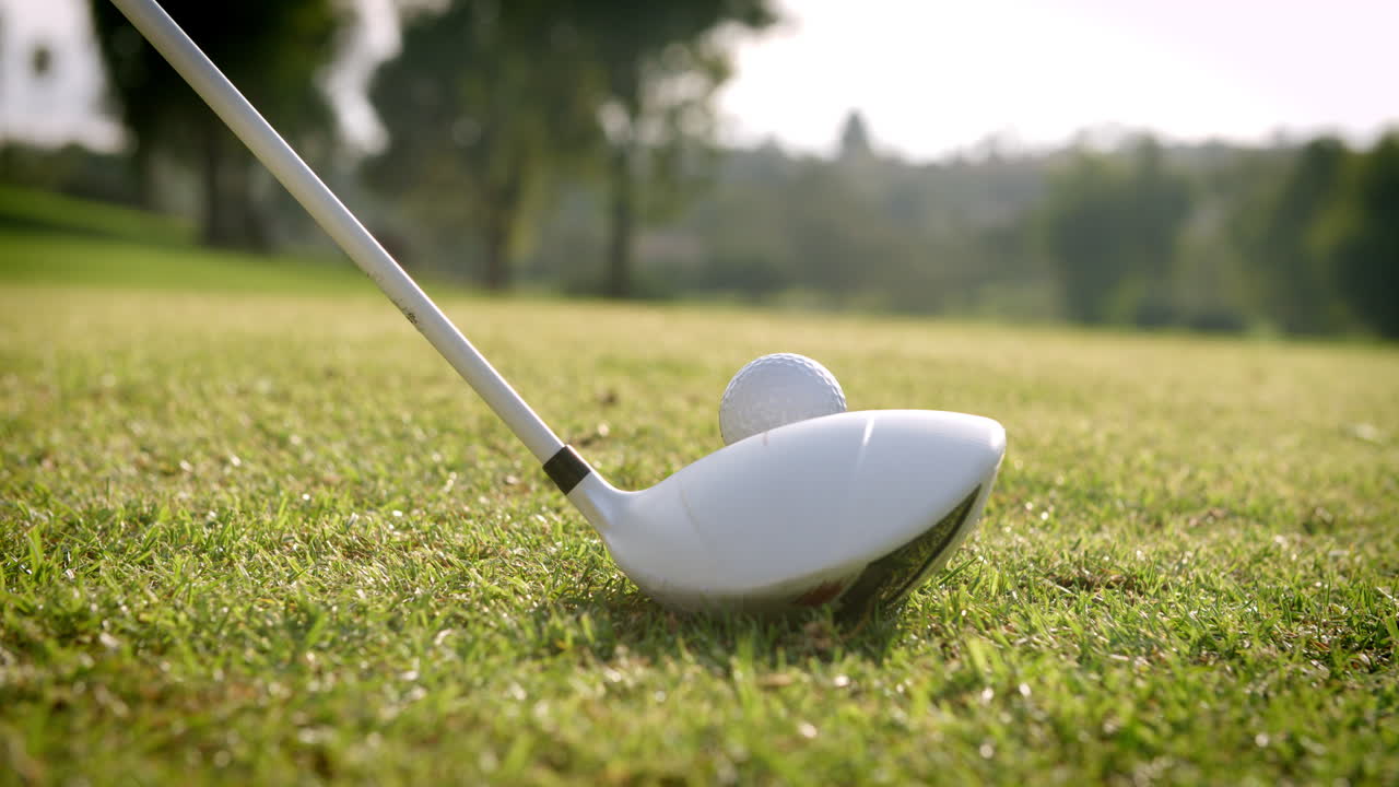 Primo piano di golfista che colpisce la palla dal tee al rallentatore