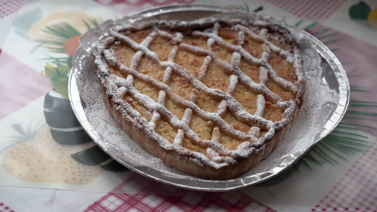primer plano de la pastelería tradicional de pascua de la famosa ciudad italiana de nápoles llamada pastiera napoletana 4k