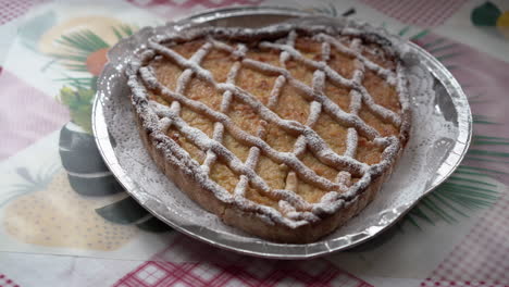 Primer-Plano-De-La-Pastelería-Tradicional-De-Pascua-De-La-Famosa-Ciudad-Italiana-De-Nápoles-Llamada-Pastiera-Napoletana-4k