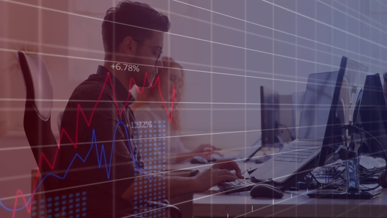 animación del procesamiento de datos financieros sobre diversas personas de negocios
