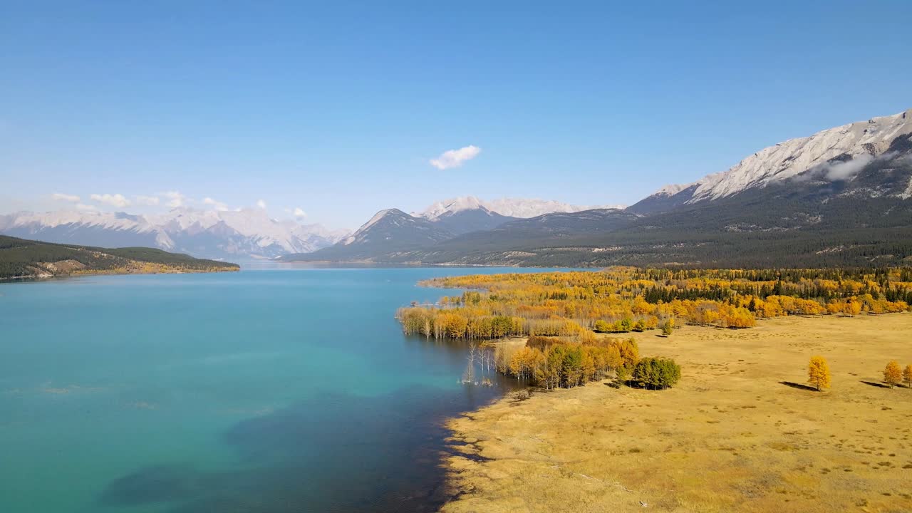 vista aérea deslizándose a la izquierda sobre el lago abraham