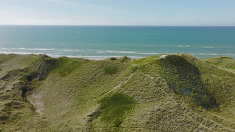 se puede ver una vista aérea desde detrás de la duna de arena de la playa y el mar del norte