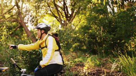 Pareja-De-Ciclismo-De-Montaña-Apuntando-A-La-Naturaleza