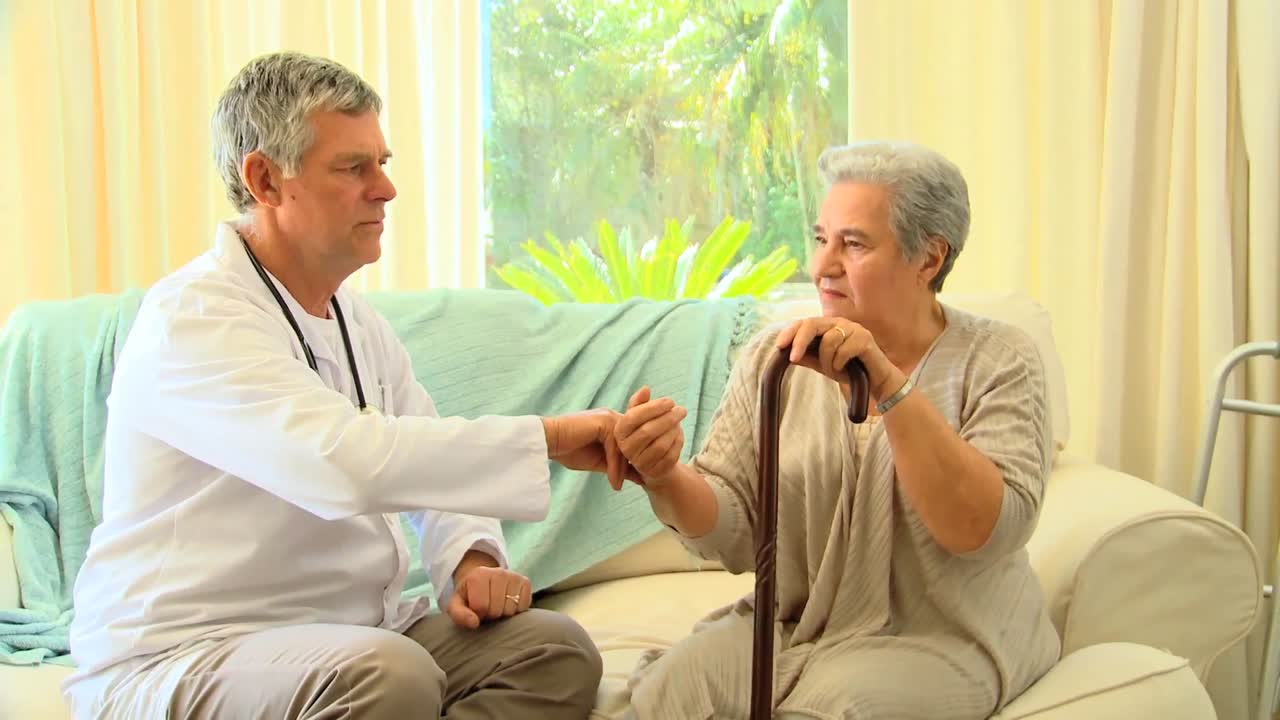 의사 가 환자 의 맥박 을 측정 하는 것