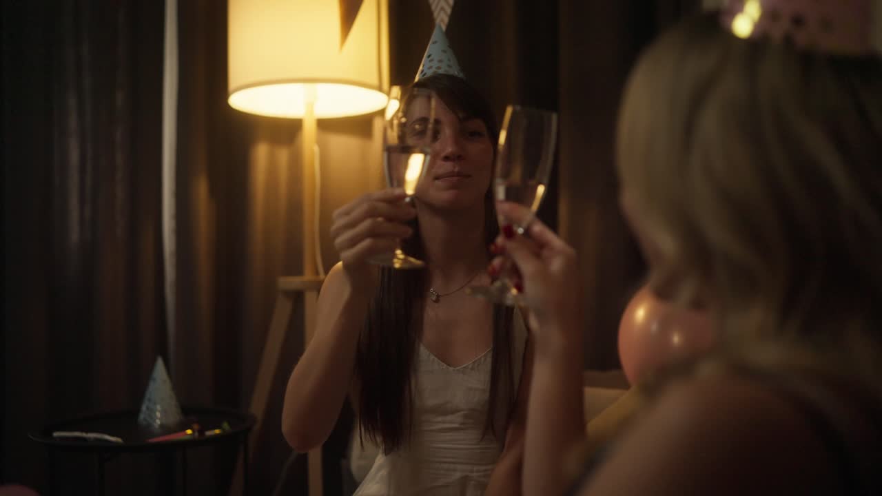 친구들이 집에서 생일을 축하하고 있습니다.