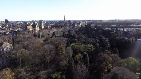 Vista-Aérea-Del-Drone-Del-Jardín-Botánico-De-Montpellier.-Día-De-Invierno