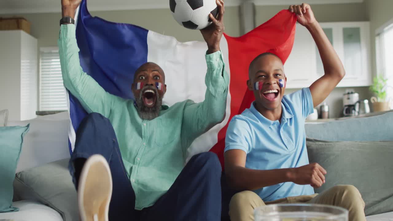 행복 한 아프리카계 미국인 아버지 와 아들 이 축구 공 을 가지고 경기 를 시청 하는 영상