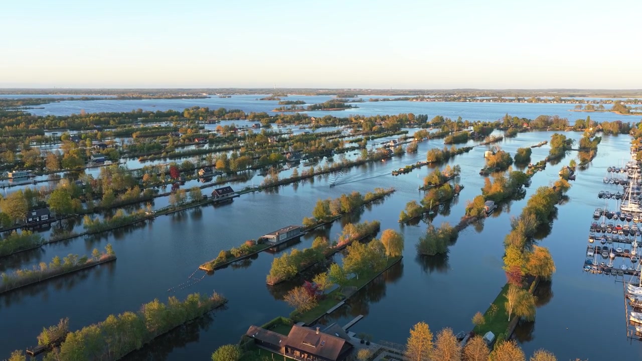 Luchtfoto van de meren en eilanden van Scheendijk Breukelen