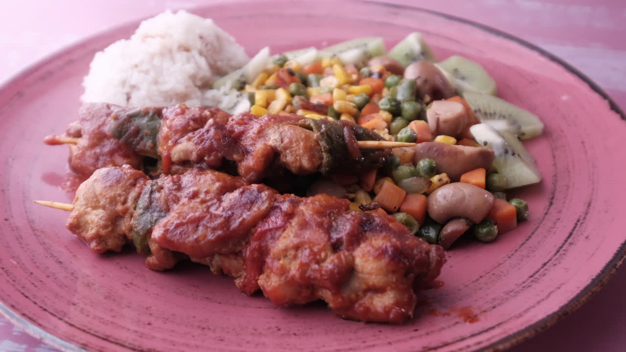雞肉串配飯及蔬菜