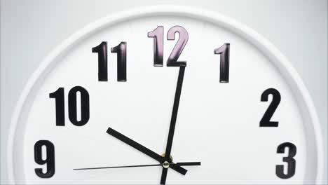 reloj de pared blanco con lapso de tiempo.