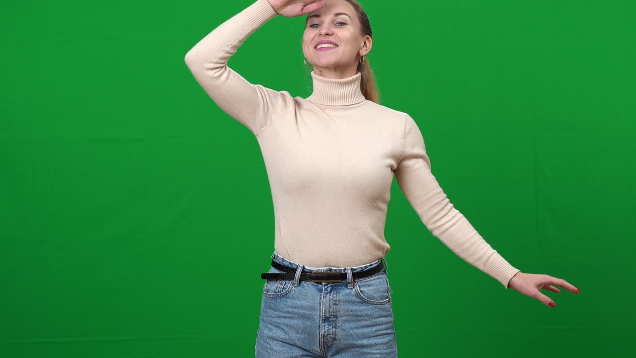 초록색 화면에서 이마에 손을 들고 미소 짓는 쾌활한 여성. chromakey 배경에서 시야를 즐기는 매력적인 긍정적 인 백인 여자의 초상화