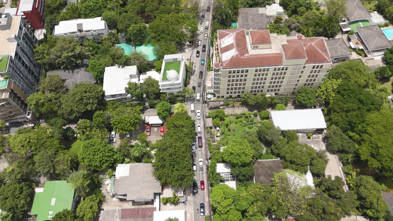 From rush hour streets to Bangkok’s vast, majestic skyline in a smooth tilt.