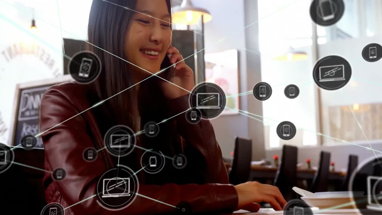animación de una red de conexiones con iconos sobre una mujer asiática hablando en un teléfono inteligente
