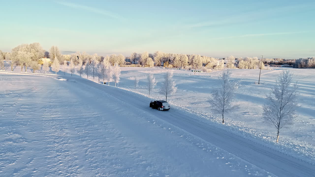 vuelo ascendente hacia atrás que muestra un piloto de drones en un camión que muestra un hermoso paisaje blanco nevado en la naturaleza durante el invierno