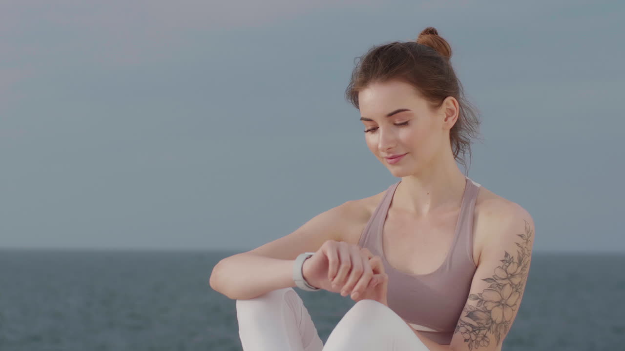 una mujer caucásica haciendo deporte al aire libre.