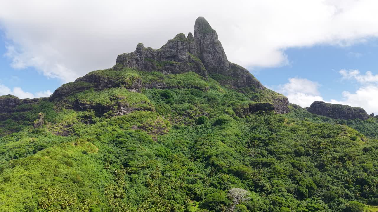Bidikan Drone Bora Bora, Polinesia Prancis. Lanskap Pulau Utama, Hutan Hujan Hijau, dan Puncak Gunung