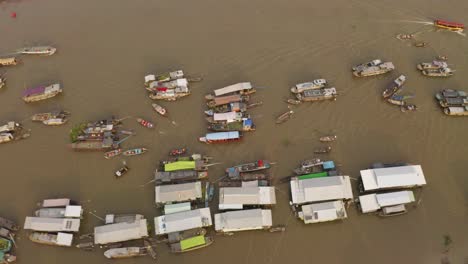 Vista-Aérea-Del-Mercado-Flotante-De-Cai-Rang,-En-El-Río-Song-Can-Tho-En-El-Delta-Del-Mekong,-Vietnam