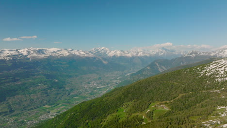 Grüner-Wald-über-Dem-Rhonetal-Mit-Der-Stadt-Sierre-In-Der-Ferne-Im-Wallis,-Schweiz