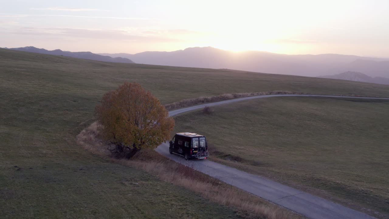 Flygvy över väg och husbil i Durmitors nationalparks fantastiska landskap, Montenegro