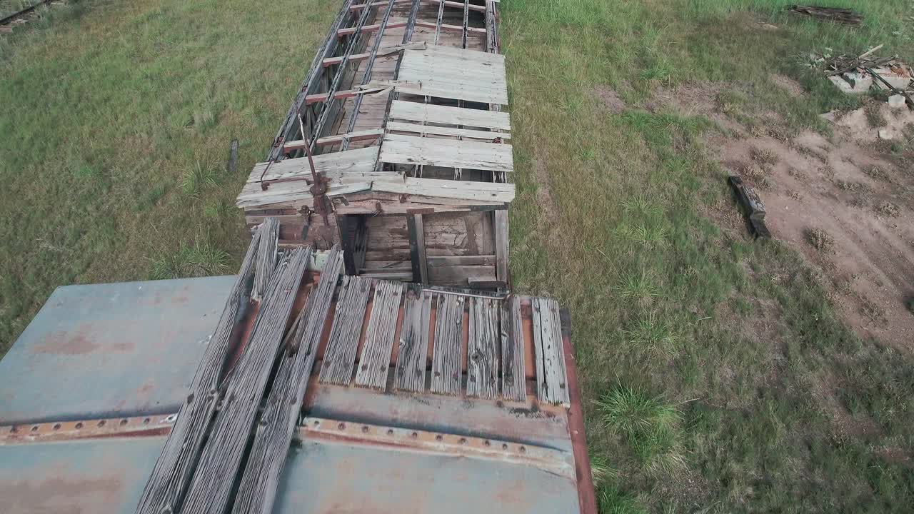 콜로라도 시골에 있는 버려진 목조 건물의 드론 보기