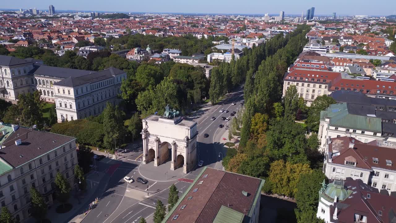 극적인 상공 뷰 비행 빅토리 게이트 시티 타운 ?? 헨 독일 바이에른, 여름  ⁇ 은 파란 하늘 23일