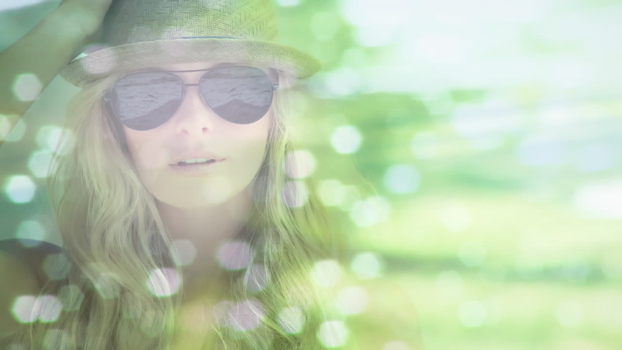 ⁇ 은 날 야외에서 미소 짓는 여자 위에 물의 애니메이션