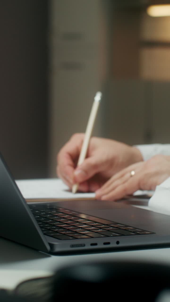 persona trabajando en una computadora portátil