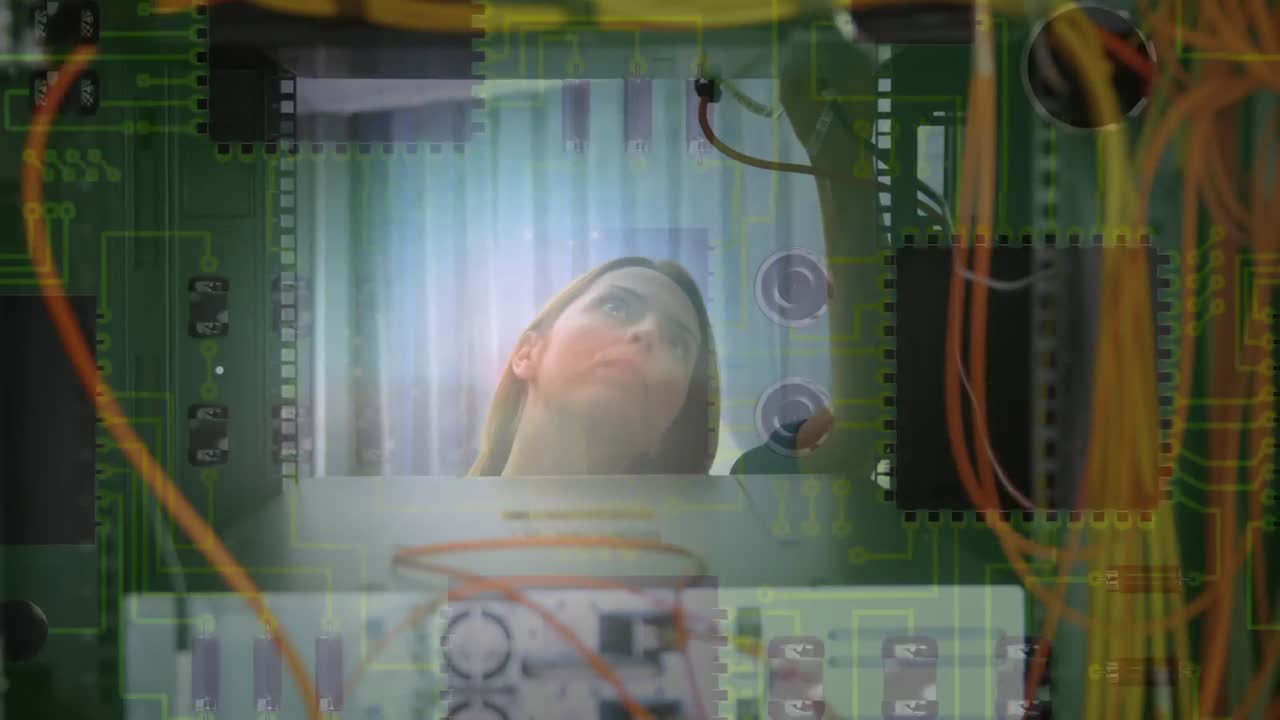 회로판 배경을 가진 서버에서 일하는 여성