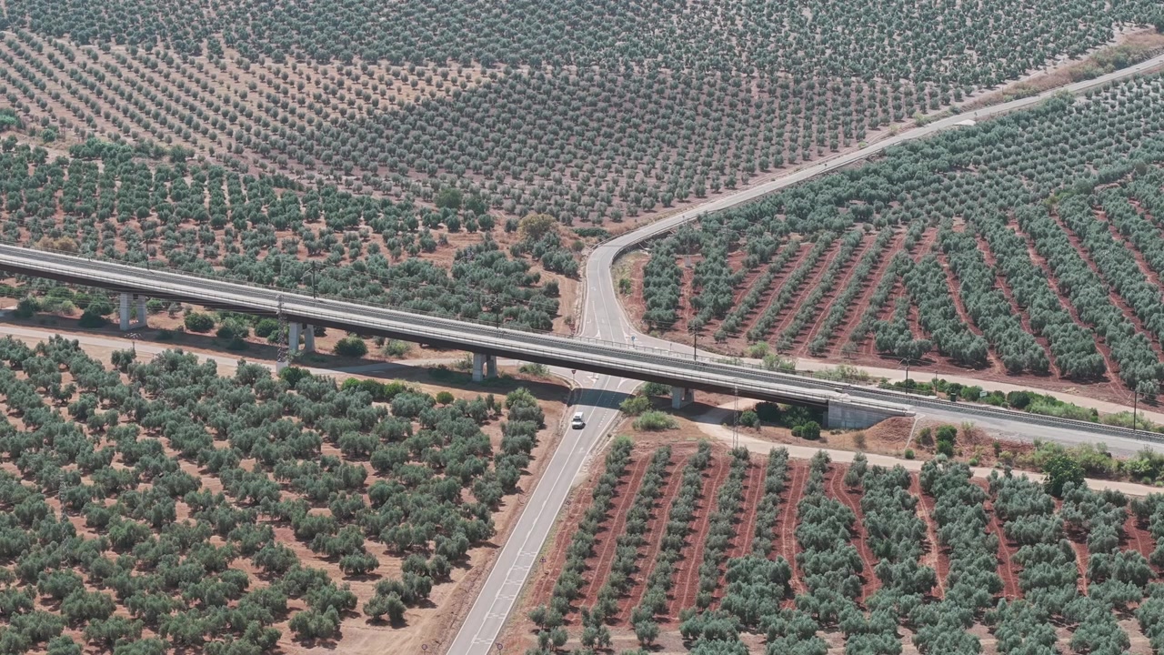 Vista aérea del tráfico pasando bajo el Viaducto de Archidona cerca de Málaga, España.