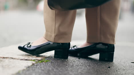 esperando, tierra de la ciudad y una persona con zapatos