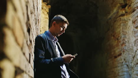 infeliz joven empresaria escribiendo sms debería estar en una casa abandonada o en ruinas