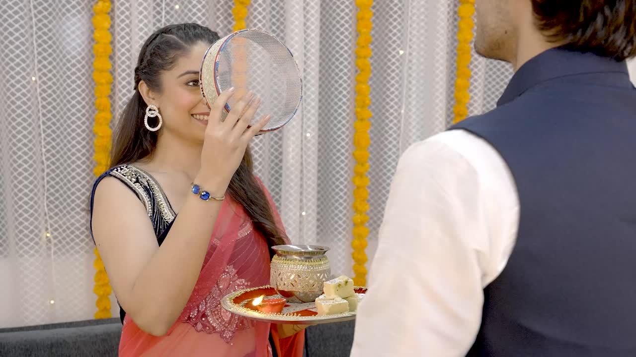 Donna indiana che esegue il rituale del Karwa Chauth