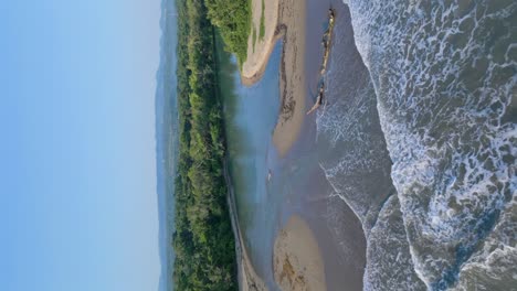 disparo vertical de la desembocadura del río muñoz en la costa atlántica de puerto plata en la república dominicana.