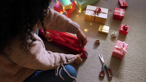 Mujer-En-Casa-En-Navidad