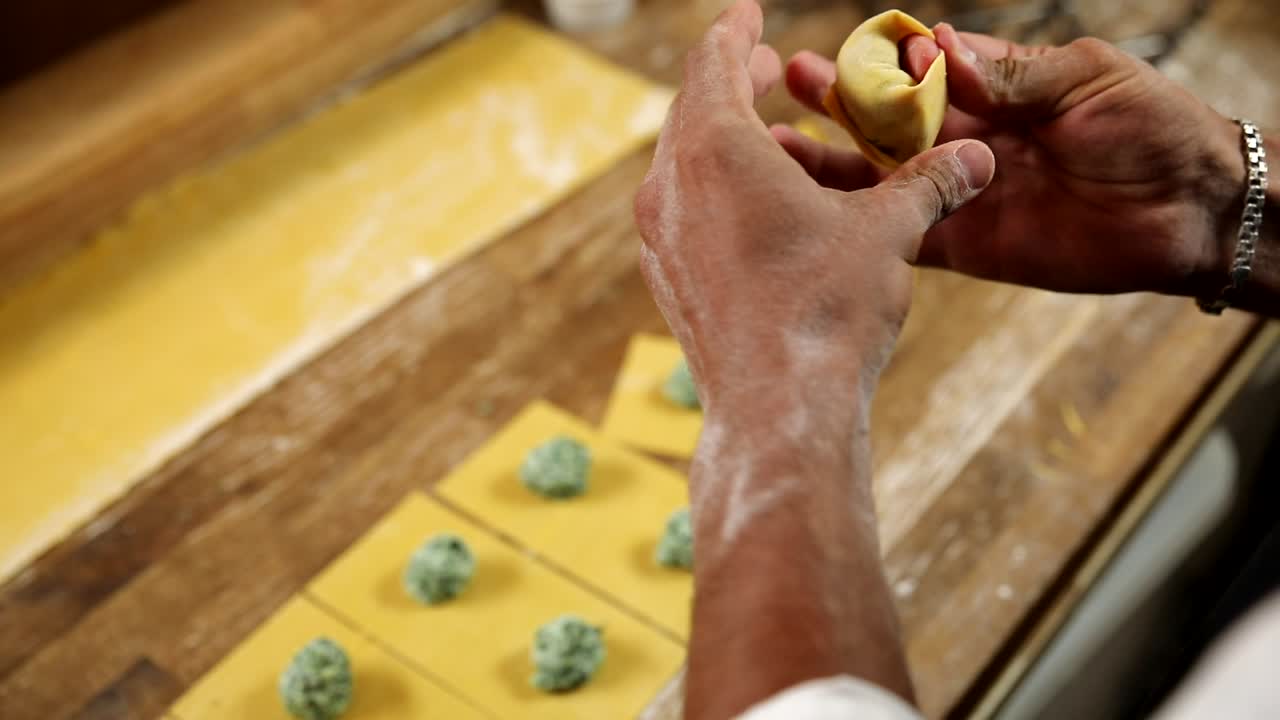 Preparazione di tortellini freschi
