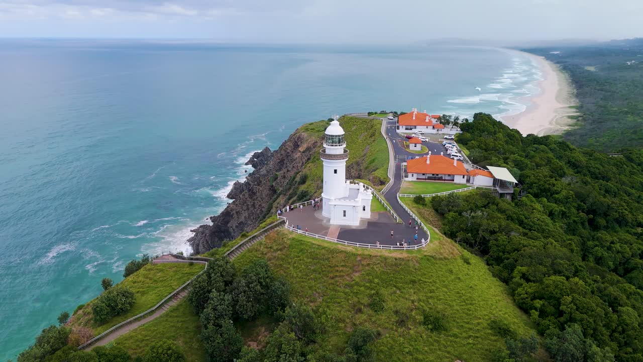 воздушный вид маяка и береговой линии