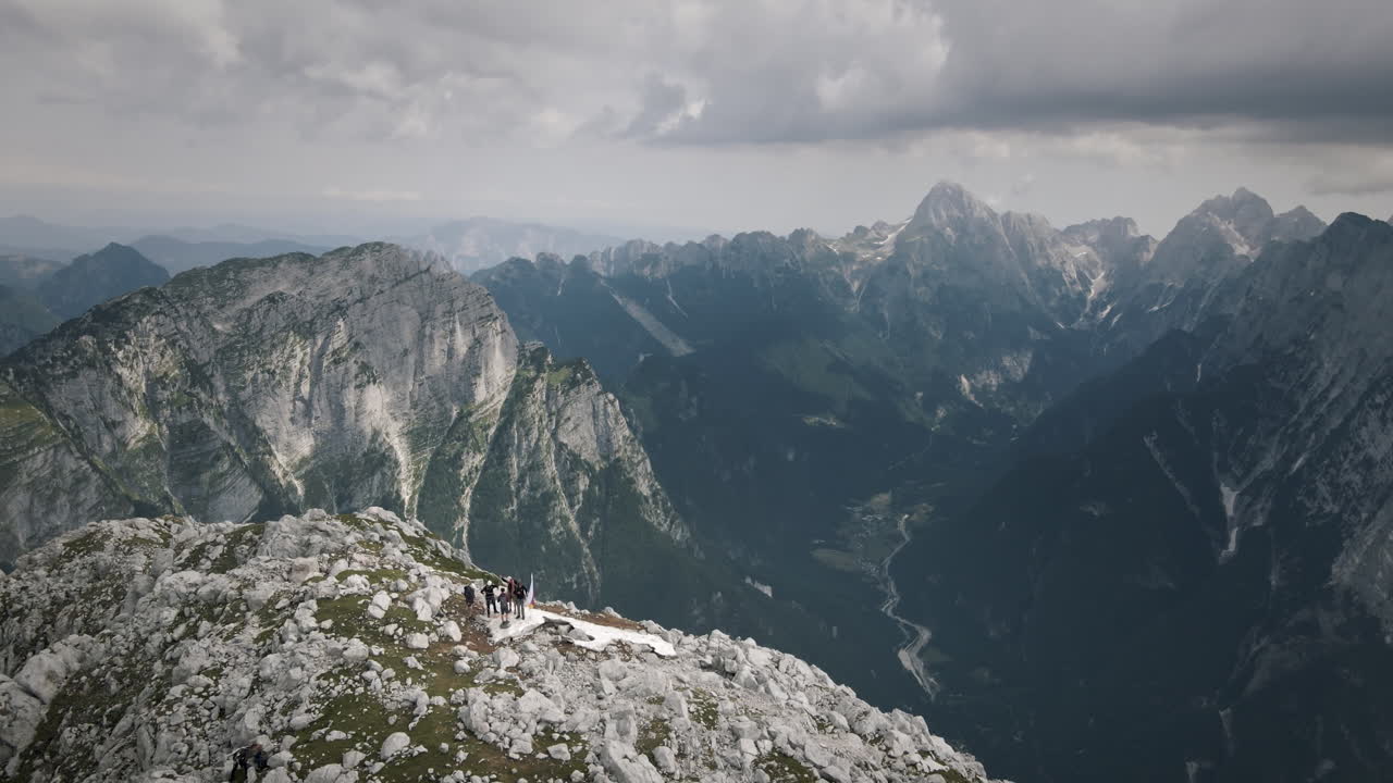 toma de drones de montaña rombon y montañas y valles circundantes, cielo nublado